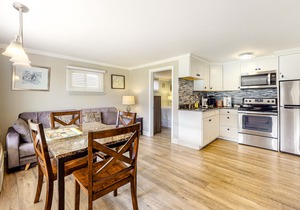 Dog-friendly first-floor seaside cottage with pool & tennis courts