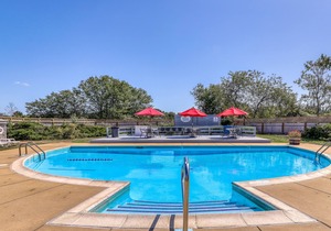 Dog-friendly first-floor seaside cottage with pool & tennis courts