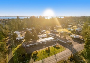 Dog-friendly getaway for two with fast WiFi, kitchenette, & picnic tables