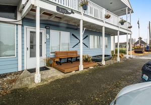 Dog-friendly home on waterfront with incredible views - close to the marina