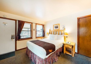 Dog-friendly studio w/ pool, Ping-Pong & dock - walk to private lakefront beach!