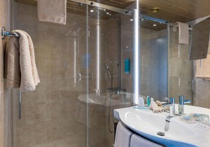 Double room, shower, toilet, river view