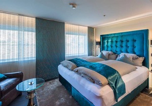 Double room, shower, toilet, river view