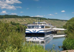 Double room, shower, toilet, river view
