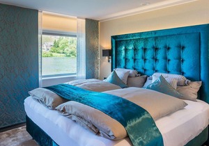 Double room, shower, toilet, river view