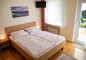 Double room shower / WC with TV - Gästehaus Alfred u. Brunhilde Frick