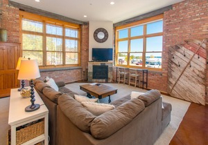 Downtown Luxury Condo w/ Lower Harbor Views - 2200 SF sleeps 8 comfortably