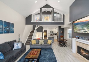 Dramatic Wrigley Loft +PRIVATE Rooftop, Center of Wrigley, Ranked GUEST FAVORITE