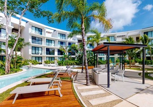 Dreamy Escape W/ Shared Pool, Fast WiFi, Central AC, Balcony & Kitchenette!