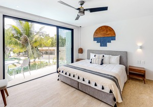 Dreamy Escape W/ Shared Pool, Fast WiFi, Central AC, Balcony & Kitchenette!