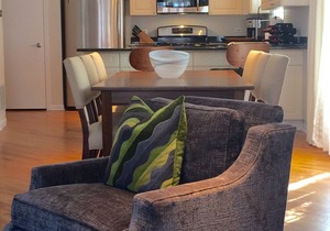 EAST LAKEVIEW DESIGNER CONDO 2 BED/2 BATH, SLEEPS 6!