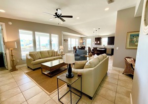 Easy beach access, pools, tennis/pickleball