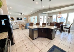 Easy beach access, pools, tennis/pickleball