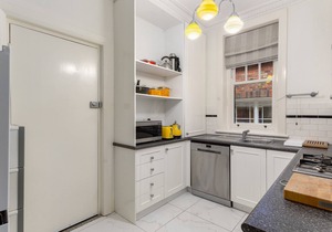 Eclectic Art Deco Apartment in great location