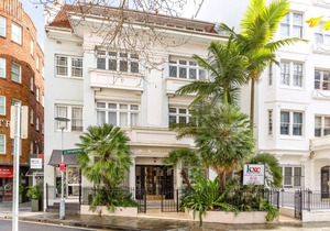 Eclectic Art Deco Apartment in great location