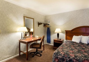 Econo Lodge Inn & Suites Northborough