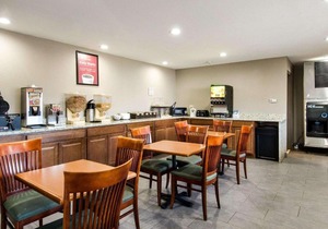 Econo Lodge Inn & Suites