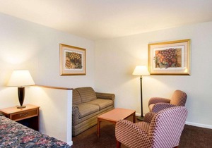 Econo Lodge Inn & Suites