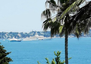 Edifício de Luxo com Piscina e Acesso ao mar