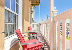 Elegant 4BR Condo in Downtown