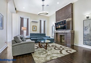 Elegant 4BR Condo in Downtown