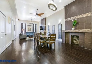 Elegant 4BR Condo in Downtown