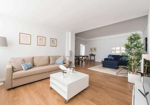 Elegant and bright apartment in Estoril