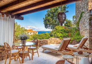 Elegant Apartment Just Minutes from Beach With Ocean View and Private Terrace