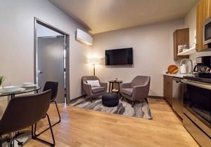 Eloquent 1 Bed Riverfront Park Travel Apartment