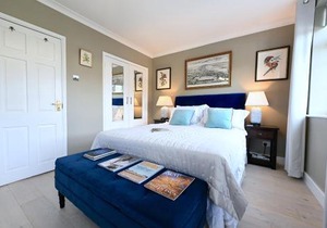 En-suite luxury large bedroom with parking and two tickets to Kew Gardens