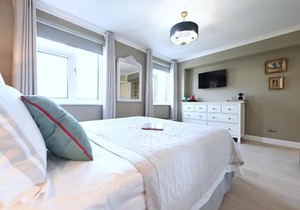 En-suite luxury large bedroom with parking and two tickets to Kew Gardens