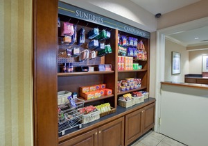 Equipped King Studio with FREE SHUTTLE | Free Breakfast + Pool Access