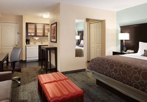 Equipped King Studio with FREE SHUTTLE | Free Breakfast + Pool Access