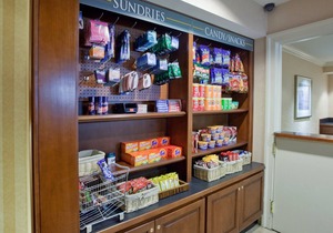 Equipped King Suite with FREE SHUTTLE | Free Breakfast + Gym Access