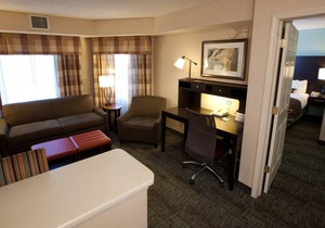 Equipped King Suite with FREE SHUTTLE | Free Breakfast + Gym Access