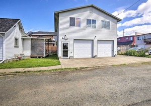 Evolve | Waldport Townhome w/ Dog Run on Alsea Bay