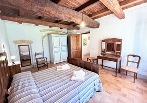 EXCLUSIVE POOL-OPEN ALL YEAR/SPOLETO BIOFARM-SLPS 8/WALK TO SHOPS-BAR ETC