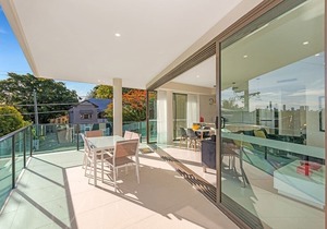 Executive 3BR Bulimba Apartment with Large Balcony Next to Oxford St