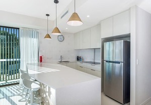 Executive 3BR Bulimba Apartment with Large Balcony Next to Oxford St