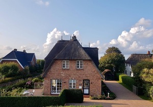 "Experience a relaxing vacation at Jettes Hus - your retreat in Midlum!"