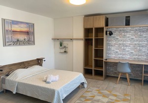 F1, 27 M2 near the port and the beach