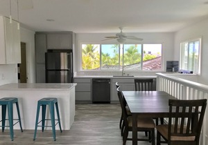 Family friendly Quiet Kailua Beachside lane, steps to lane private beach access