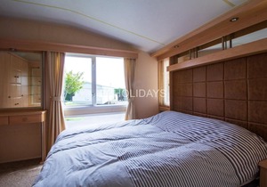 Fantastic caravan with stunning lake views at Southview Holiday Park ref 33002ML