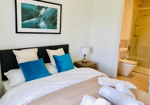 Farnborough Apartment near International Exhibition centre & Air show by SAZ living