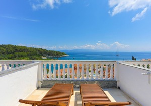 Faros Dio: Gaios studio, sea views, private sun-loungers