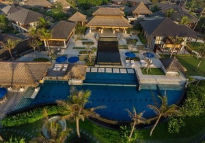 Fascinating 6BR Beach Front Villa Located In Pabean Beach! Stunning View!