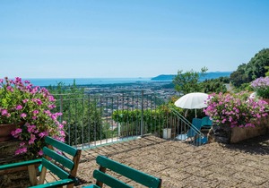 Flat with terrace,Wi-Fi,pool,e-car charging station,residence with stunning view