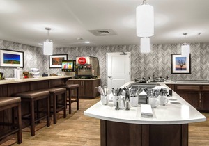 Free Breakfast Buffet. Downtown Marquette. King Suite. Near Northern Michigan University!