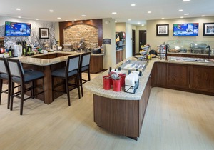 Free Breakfast. Pool & Hot Tub. Close to the Nebraska Medical Center!