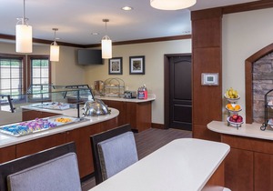 Free Daily Breakfast, Shared Hot Tub + Pool | King Suite